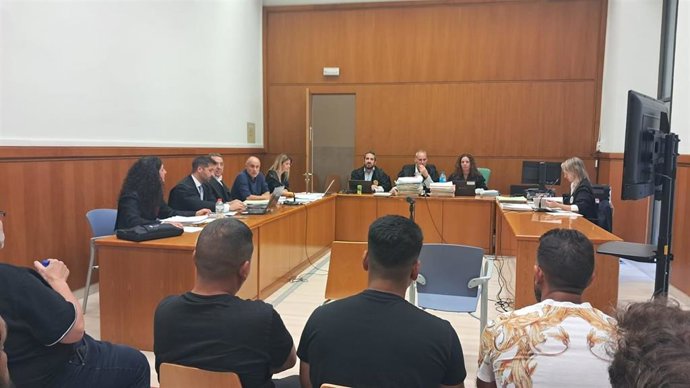 La Audiencia de Barcelona juzga a cuatro hombres acusados de intentar asesinar a otro en 2020 quemándolo vivo en un piso de Ciutat Vella, y junto a dos personas más también están a usados de regentar 3 narcopisos.