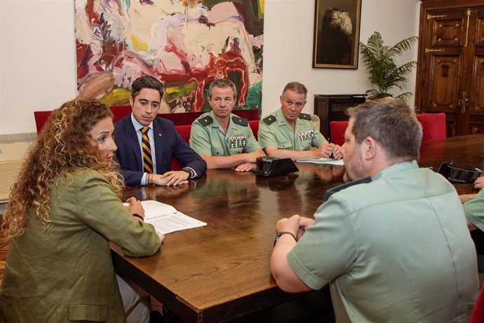 La delegada del Gobierno, Ainoa Quiñones, se reúne con mandos de la Guardia Civil y el delegado de la Agencia Trubutaria en Cantabria, Miguel Cárcaba, para planificar el Plan Especial de Ocio en seis municipios cántabros durante el verano