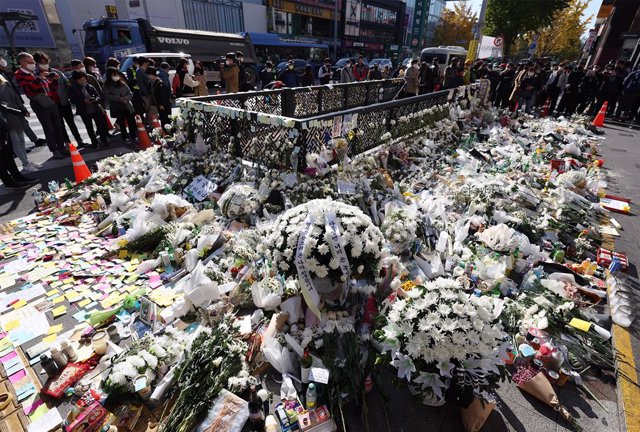 Archivo - Homenaje a las víctimas de la avalancha humana ocurrida durante una fiesta de Halloween el 29 de octubre de 2022 en Itaewon, en Seúl