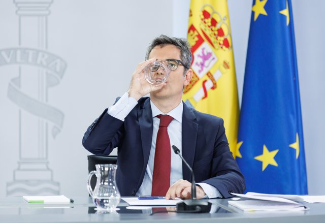 El ministro de la Presidencia, Relaciones con las Cortes y Memoria Democrática, Félix Bolaños, bebe agua durante una rueda de prensa posterior a la reunión del Consejo de Ministros