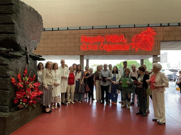 Ofrenda floral al Monumento al Donante en el Hospital Reina Sofía de Córdoba.