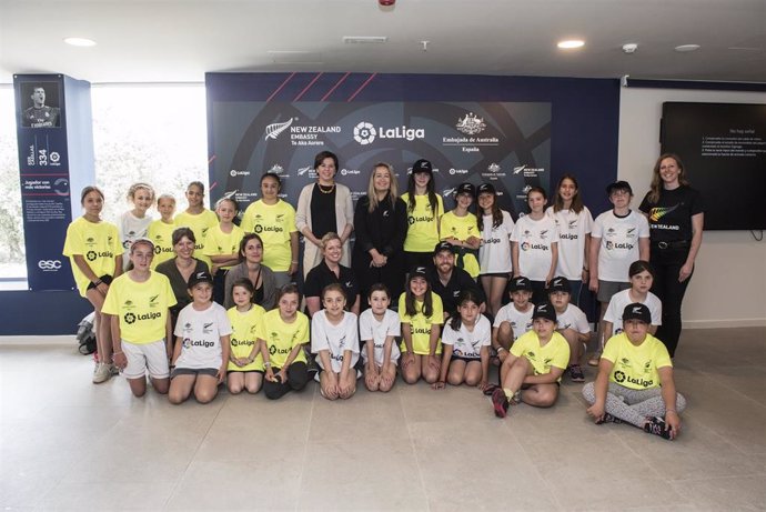 Las Embajadas de Nueva Zelanda y Australia celebran un clinic con 25 niñas de Madrid en Centro ESC LaLiga&NBA.