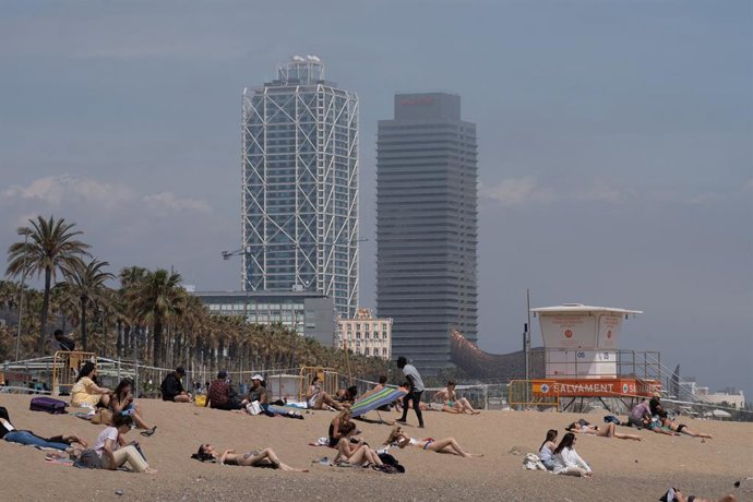 Archivo - Varias personas toman el sol en la playa de la Barceloneta, a 25 de abril de 2023, en Barcelona, Catalunya (España). La Agencia Estatal de Meteorología (Aemet) prevé que España viva esta semana una ola de calor que alcanzará máximas de 40C en