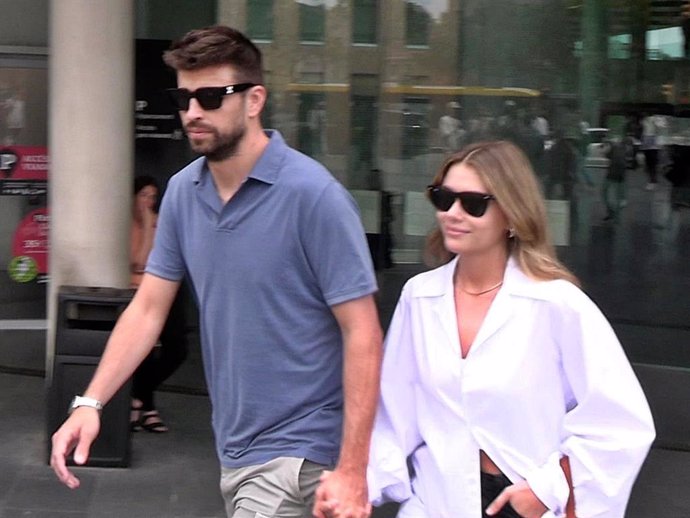 GERARD PIQUÉ Y CLARA CHÍA SALEN DE LOS JUZGADOS