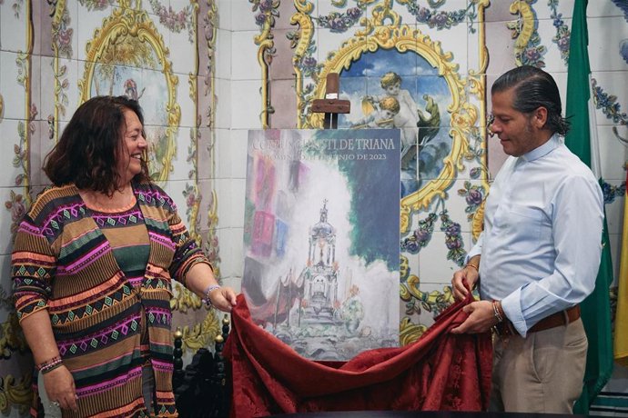 La delegada de Triana, Encarnación Aguilar, con el párroco de Santa Ana, Ildefonso Milla.