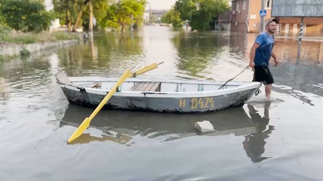 Inundacions després de la destrucció d'una presa en la regió de Kherson