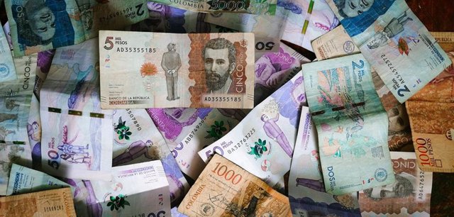 Archivo - Billetes de pesos colombianos