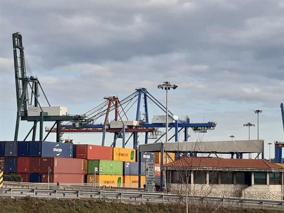 Archivo - Contenedores en el Puerto de Bilbao.