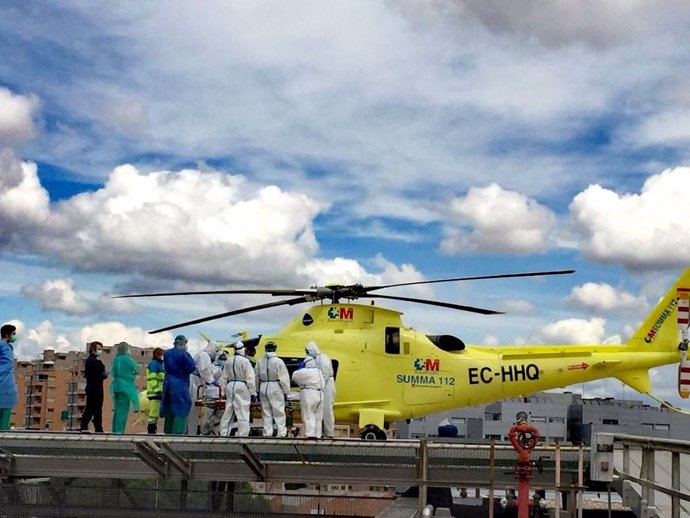 Archivo - Helicóptero medicalizado en el Hospital Universitario 12 de Octubre de Madrid.