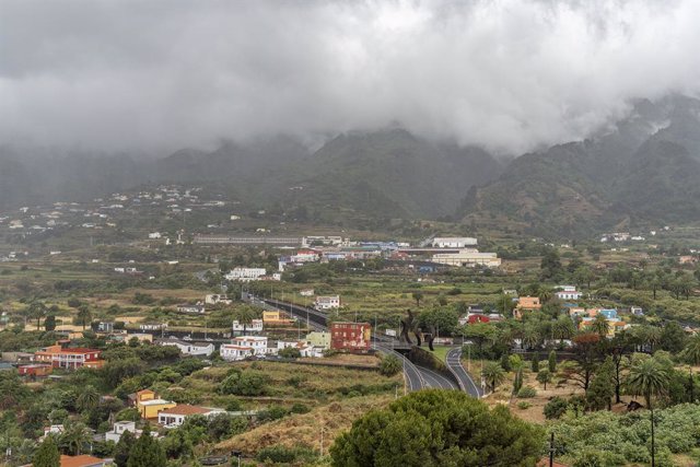 Nubes bajas por la borrasca 'Óscar', a 6 de junio de 2023, en La Palma, Santa Cruz de Tenerife, Canarias (España). La Agencia Estatal de Meteorología (Aemet) ha alertado a una docena de provincias del norte peninsular y Canarias del riesgo por lluvias y t