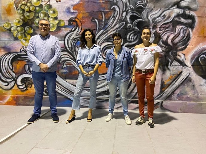 La responsable de Instituto Andaluz de la Juventud (IAJ) en Córdoba, Carmen Arcos (segunda por la izda.).