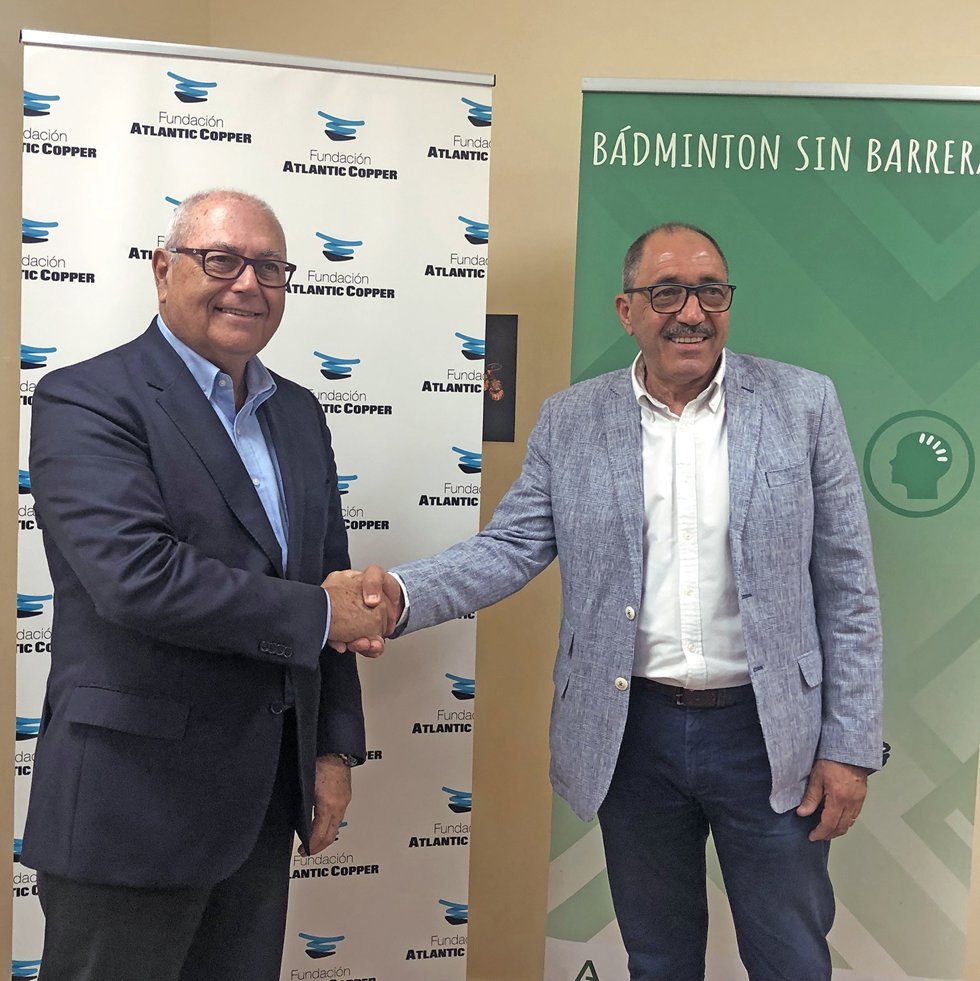 El director general de la Fundación, Antonio de la Vega (izquierda), y el presidente de la Federación Andaluza de Bádminton, Juan Carlos Longo,