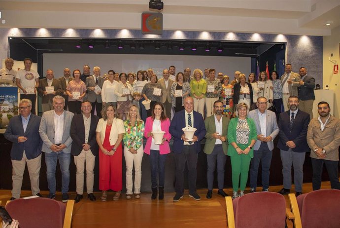 Foto de familia tras la entrega de galardones del VIII Concurso Provincial de Patios, Rincones y Rejas.