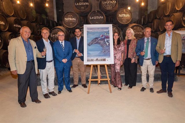 Foto de familia del evento de presentación del carrtel anunciador de la temporada de Carreras de Caballos 2023, a 7 de junio de 2023 en Sanlúcar de Barrameda, (Cádiz, Andalucía).