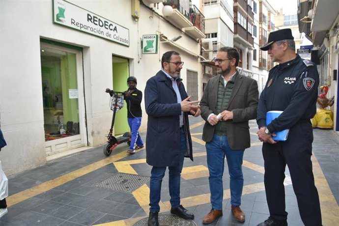 El alcalde de Lorca en funciones, Diego José Mateos, y el concejal de Seguridad Ciudadana en funciones, José Luis Ruiz Guillén, junto a un agente de la Policía Local