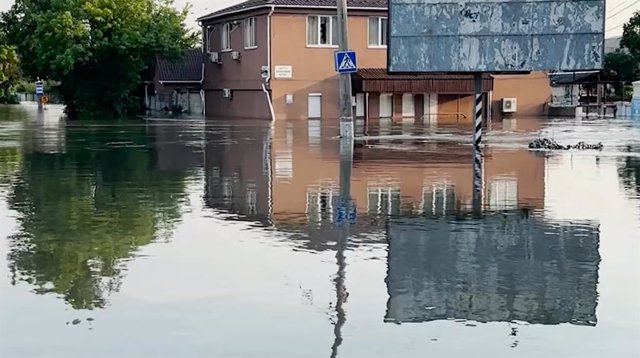 Inundaciones en la ciudad ucraniana de Jersón a causa de la destrucción de la presa de Kajoka, en el sur de Ucrania