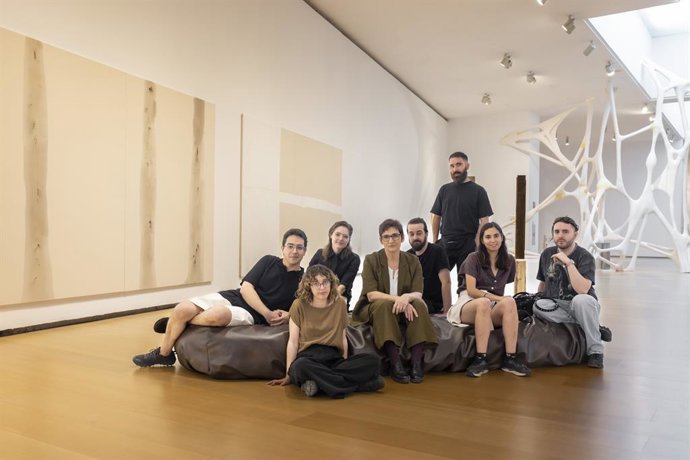 La Directora Del IVAM, Nuria Enguita, Junto A Las Comisarias Júlia Castelló Y Ali A Maderuelo, Presentan La Primera Muestra Del Programa Bianual Art I Context Del IVAM Titulada [DOSMILVINT-I-U] [DOSMILVINT-I-TRES] = 1 Encuentro.
