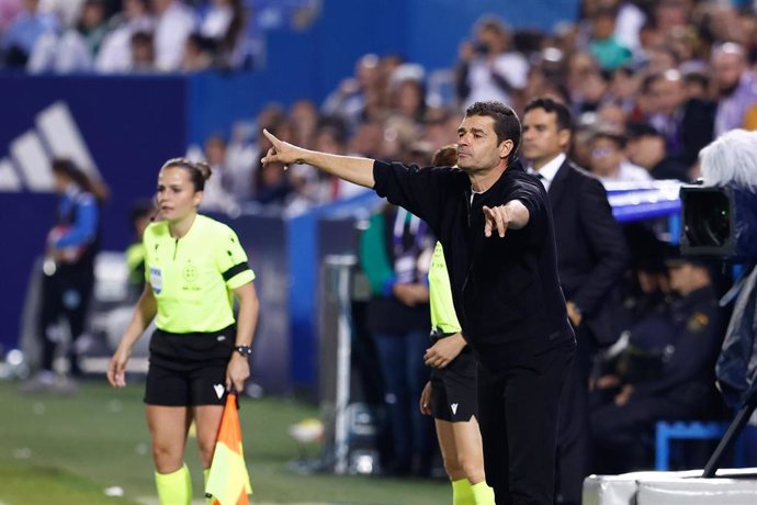 Manolo Cano da instrucciones durante la final de la Copa de la Reina 22-23 entre el Real Madrid y el Atlético de Madrid