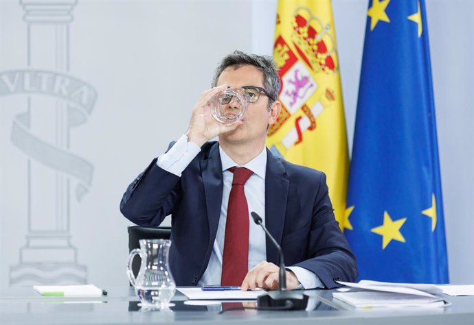 El ministro de la Presidencia, Relaciones con las Cortes y Memoria Democrática, Félix Bolaños, bebe agua durante una rueda de prensa posterior a la reunión del Consejo de Ministros, en el Palacio de La Moncloa, a 6 de junio de 2023, en Madrid (España). 