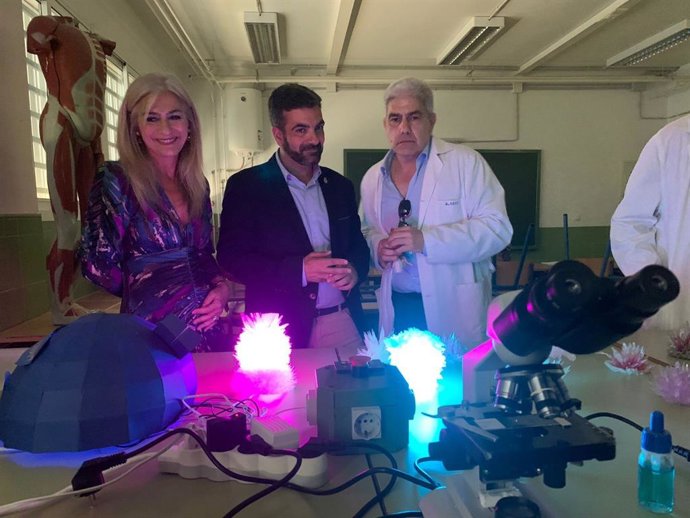 La consejera Patricia del Pozo ha visitado el IES Alfaguara de Loja (Granada).