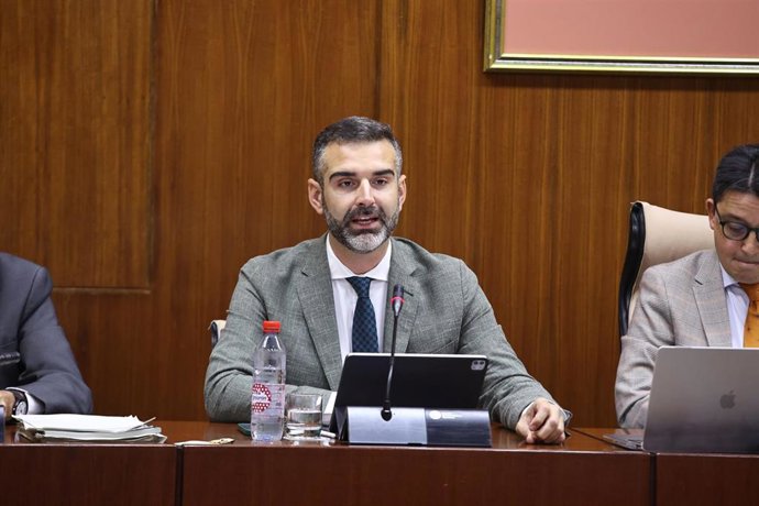 El consejero de Sostenibilidad, Medio Ambiente y Economía Azul, Ramón Fernández-Pacheco, en la Comisión de Sostenibilidad, Medio Ambiente y Economía Azul en el Parlamento Andaluz.