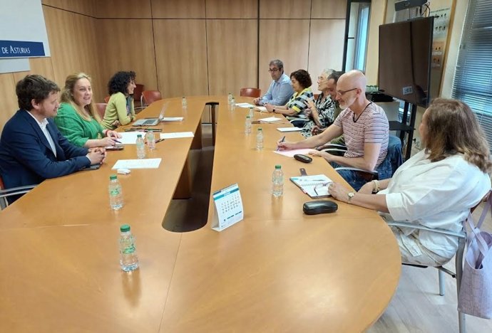 Lydia Espina ,en una reunión