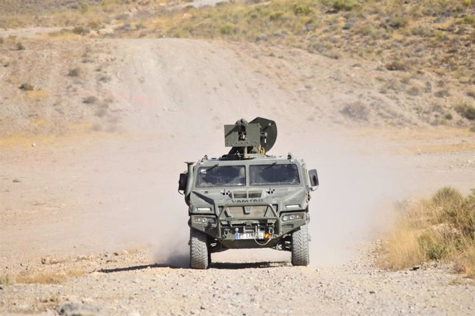 Un vehículo blindado en el campo de maniobras de Viator, en Almería