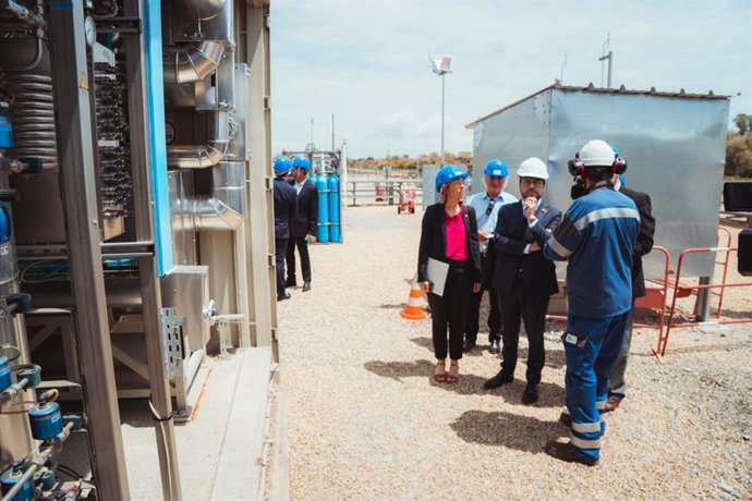 El presidente de la Generalitat, Pere Aragons, visita la planta de hidrógeno de Fos-sur-Mer, que transportará hidrógeno entre Barcelona y Marsella