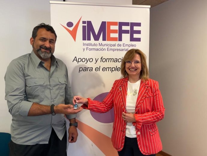 La presidenta en funciones del Instituto Municipal de Empleo y Formación Empresarial (Imefe), María del Carmen Angulo,  entregar las llaves al responsable de Solución Arte, Gustavo Guevara