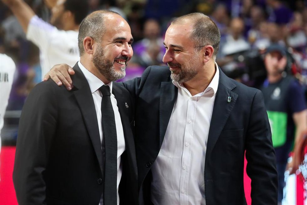 Chus Mateo y Carles Duran se saludan antes del Real Madrid-Joventut del 'Playoff' de la Liga Endesa 22-23
