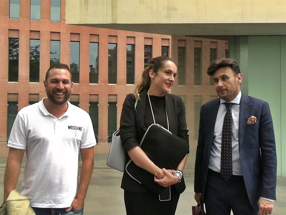JORDI MARTÍN CON SUS ABOGADOS, PAOLA CHAMORRO Y RICARDO ABIA