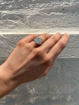 Anillo de compromiso.