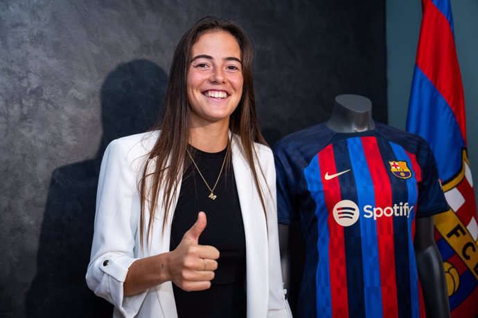 La jugadora del Bara Femení Maria Pérez tras firmar su nuevo contrato hasta 2025