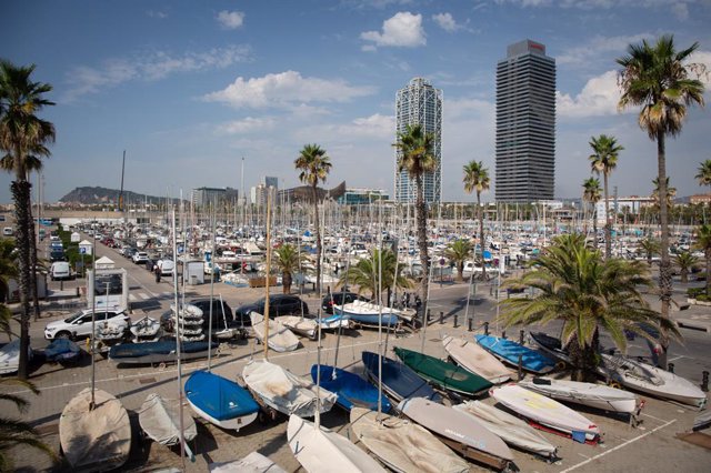 Archivo - Diverses barques de vela al Port de Barcelona