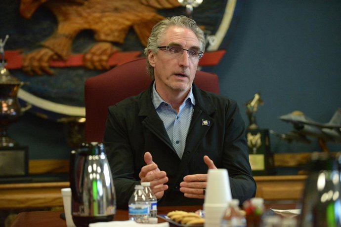 Archivo - May 30, 2017 - Fargo, United States - U.S. North Dakota Governor Doug Burgum speaks during an informational briefing at the North Dakota Air National Guard Base May 30, 2017 in Fargo, North Dakota.