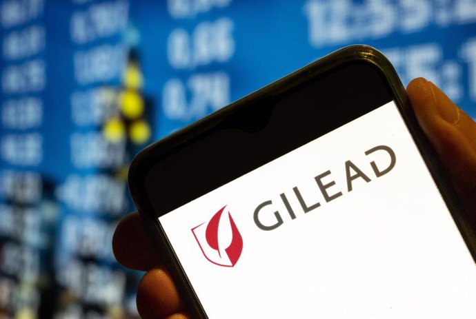 Archivo - July 25, 2022, China: In this photo illustration, the American biotechnology company Gilead Sciences logo is displayed on a smartphone screen.