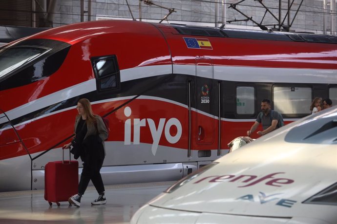 Archivo - Llegada del tren de alta velocidad Iryo a la estación María Zambrano, A 31 de marzo de 2023, en Málaga (Andalucía, España).