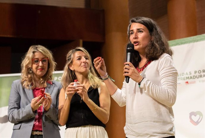 (I-D) La eurodiputada Maria Eugenia Rodríguez Palop, la vicepresidenta segunda, Yolanda Díaz, y la candidata de Unidas por Extremadura, Irene de Miguel; participan en un acto de campaña, a 21 de mayo de 2023, en Mérida, Badajoz, Extremadura (España). 