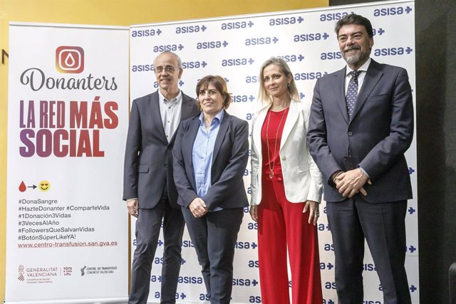 L'alcalde d'Alacant, Luis Barcala; el director gerent del MARQ, José Alberto Cortés; la delegada d'ASISA a Alacant, Paula Giménez; i la cap de servici del Centre de Transfusió de la Comunitat Valenciana a Alacant, Mabel Ortiz de Salazar.