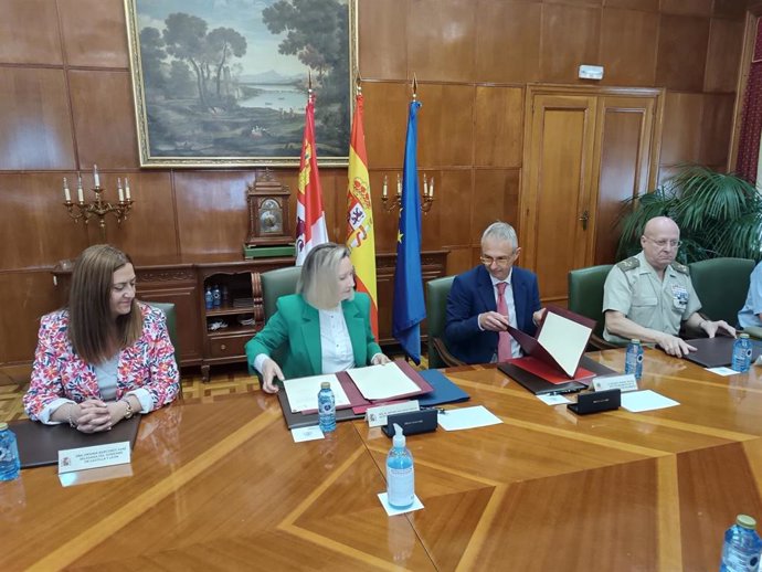 Virginia Barcones, delegada del Gobierno en Castilla y León; María Amparo Valcarce, secretaria de Estado de Defensa; y Ricardo Rivero, rector de la Universidad de Salamanca, firman el convenio de colaboración en Zamora.