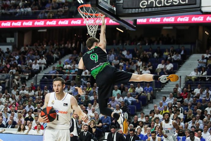 Kyle Guy machaca el aro ante Fabien Causeur en el Real Madrid-Joventut del 'Playoff' de la Liga Endesa 22-23