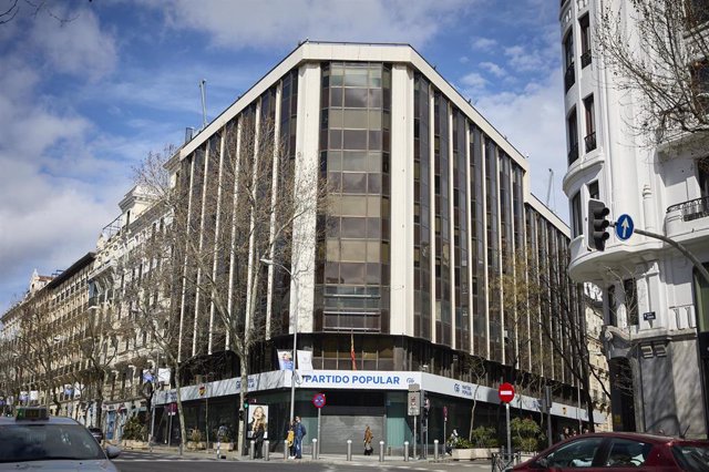 Archivo - Nuevo logo instalado en la sede del Partido Popular, en la calle Génova, a 12 de marzo de 2023, en Madrid, (España). 