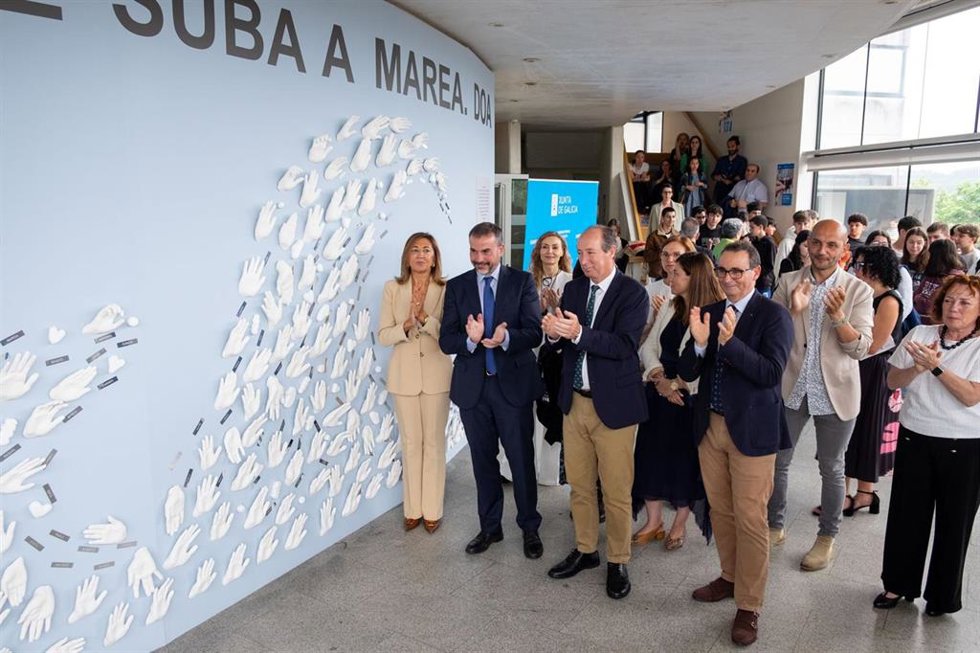 Inauguración del mural 'Fai que suba a marea. Doa', en el edificio administrativo del Sergas.