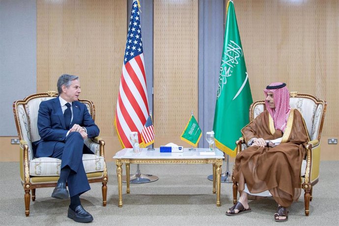 El secretario de Estado de Estados Unidos, Antony Blinken, y el ministro de Exteriores saudí, Faisal bin Farhán