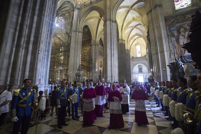Archivo - Los Canónigos del Cabildo Catedral escoltan la Custodia en el interior de la Catedral durante la celebración de la procesión del Corpus Christi en Sevilla 