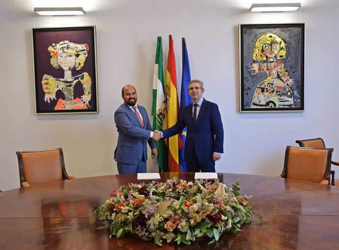 Turner y Salado se dan la mano tras la firma del convenio por el que Iryo se incorpora al programa Embajadores de Córdoba.