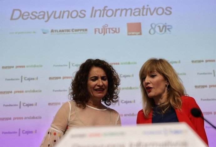 Archivo - María Jesús Montero y Carmen Castilla, en un desayuno de Europa Press Andalucía. (Foto de archivo).