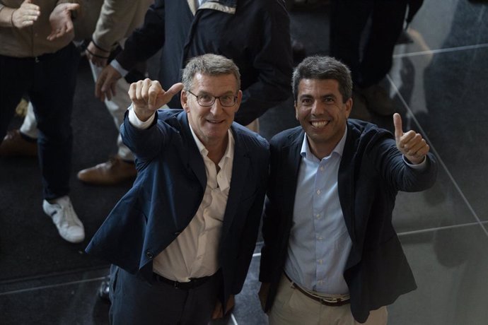 El presidente del Partido Popular, Alberto Núñez Feijóo (i), y el presidente del PP de la Comunitat Valenciana, Carlos Mazón (d), durante la reunión de la Junta Directiva Regional, en el Hotel SH Valencia Palace, a 7 de junio de 2023, en Valencia, Comun