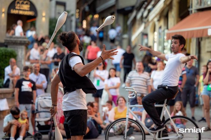 Circada sigue llevando la cultura del circo a las calles de Sevilla