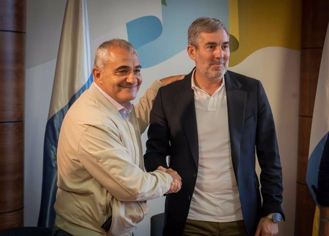 El presidente de AHI, Javier Armas, y el secretario general de CC, Fernando Clavijo, en la firma del pacto de Gobierno en Canarias